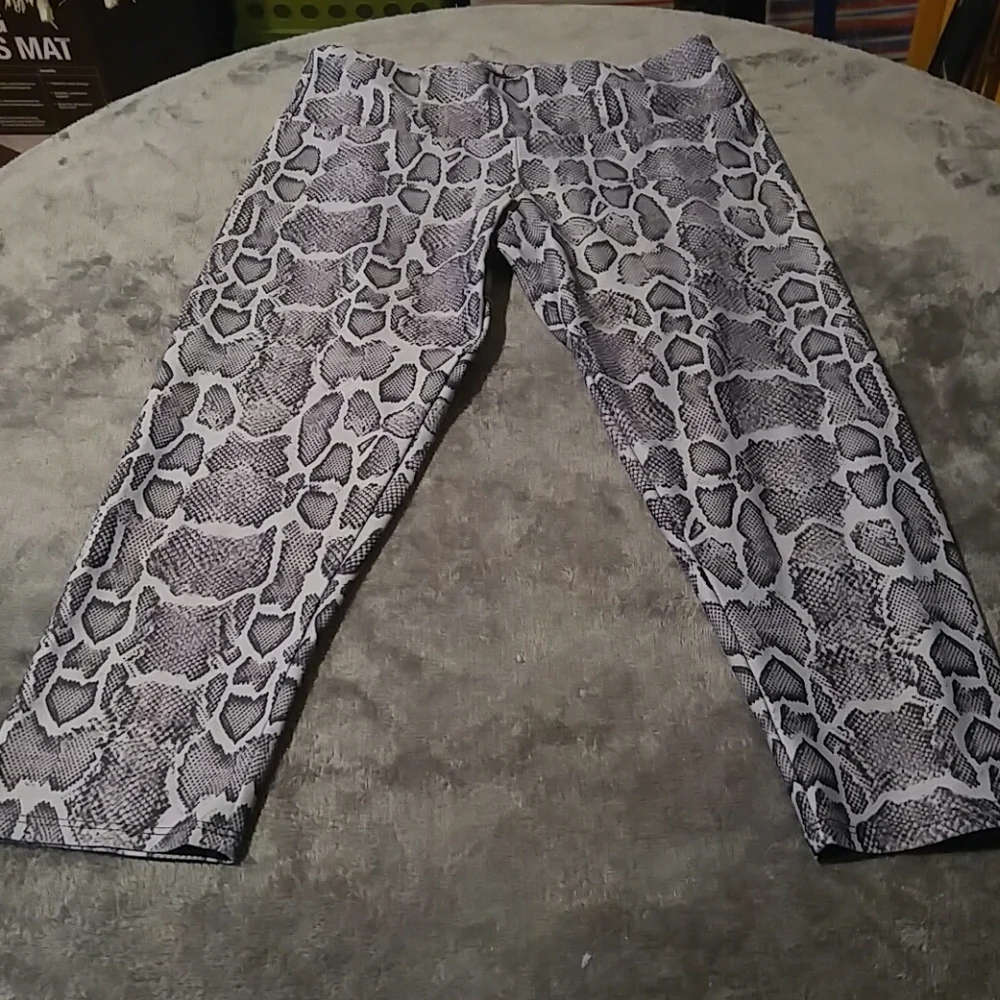 ONZIE HIGH BASIC MIDI LEGGING - GRAY COBRA size small/medium - Picture 2 of 7